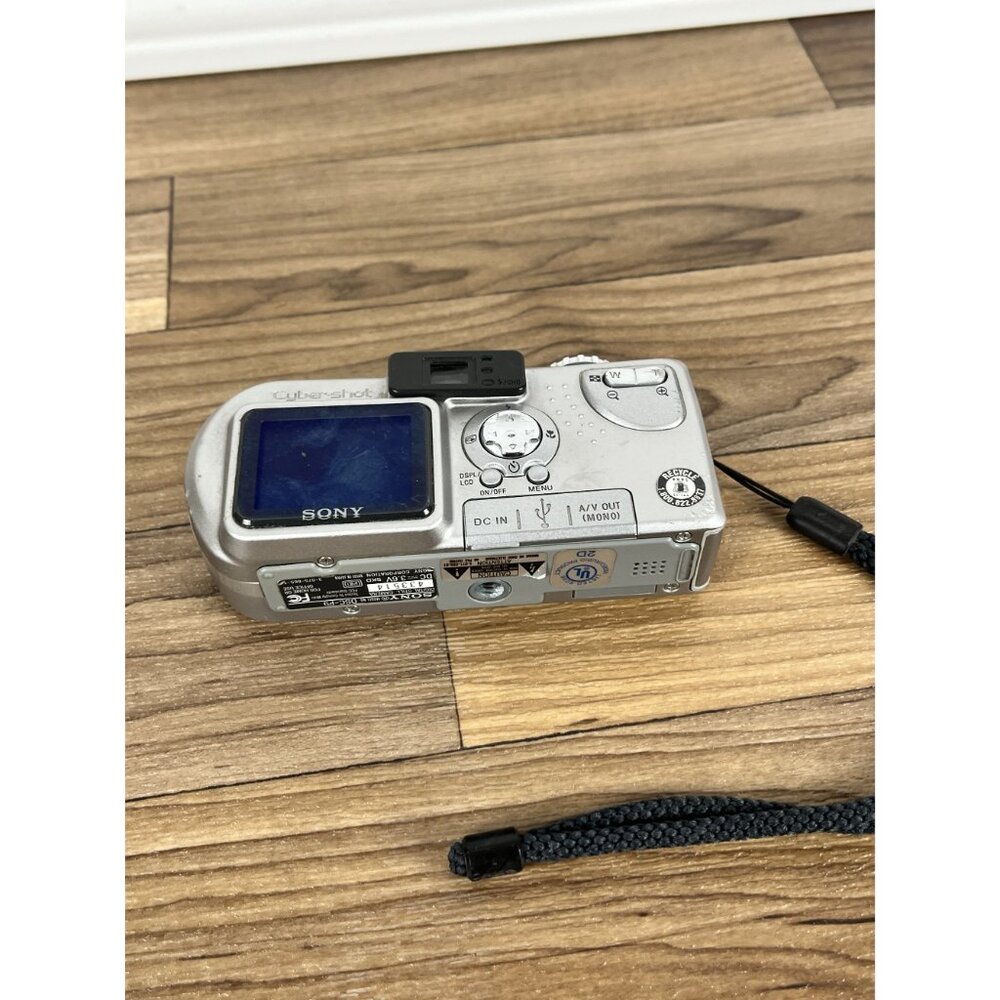 Sony Cyber-shot DSC-P9 4.0MP Digital Camera - Silver No Charger - Picture 7 of 10